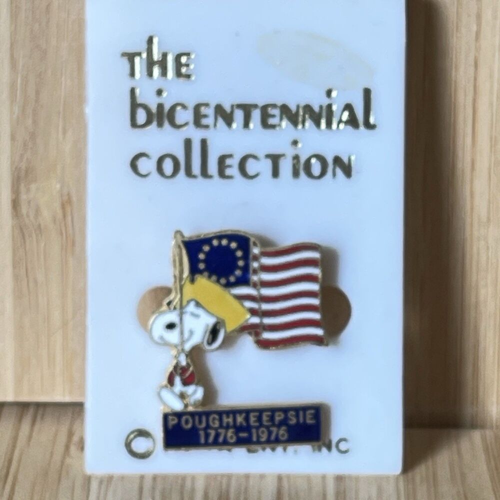 Snoopy Peanuts Bicentennial American Flag Lapel /Hat Pin Poughkeepsie NY